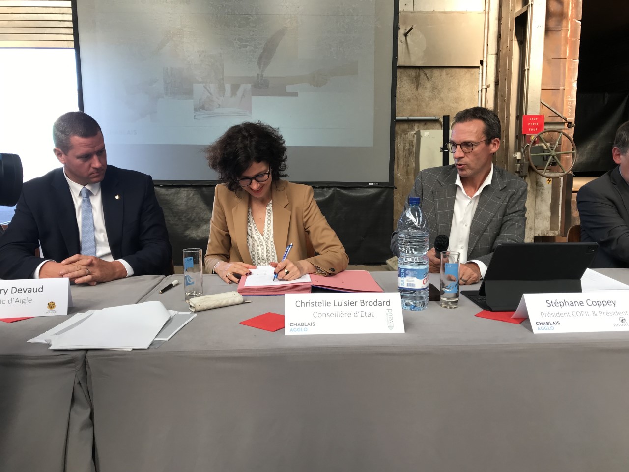 La conseillère d'Etat vaudoise Christelle Luisier Brodard signe la conventon Chablais Agglo 4.